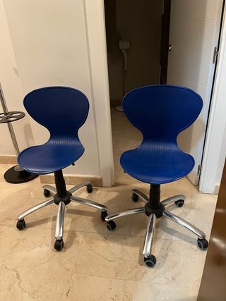 Sillas de estudio azules y plateadas