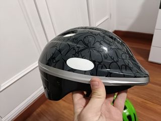Casco de bicicleta con diseño floral