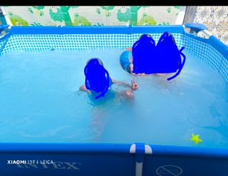 Piscina infantil azul y blanca