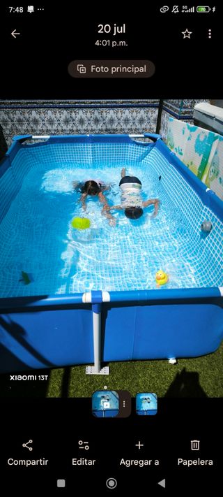 Piscina infantil azul y blanca