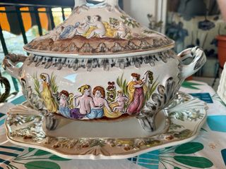 Sopera de cerámica con figuras