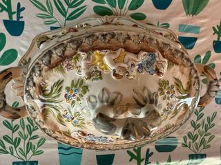 Sopera de cerámica con figuras