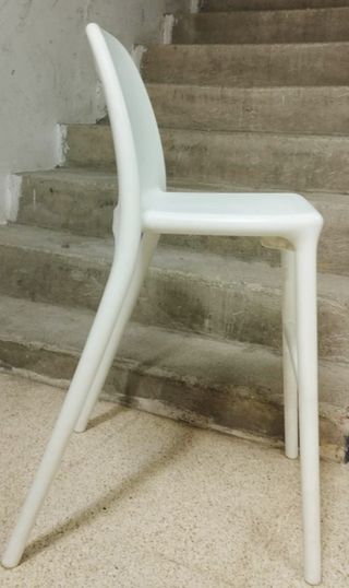 Silla de plástico blanca