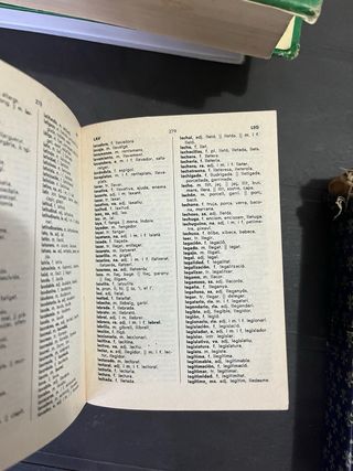 Diccionarios de inglés, castellano y valenciano.