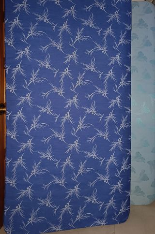 2 Colchones con Bases Tapizadas y Patas