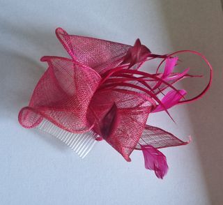 Tocado fucsia con plumas