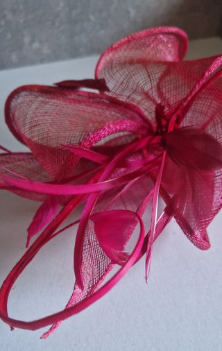 Tocado fucsia con plumas