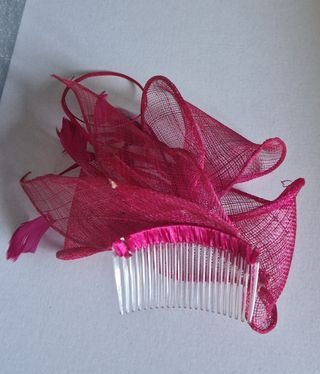 Tocado fucsia con plumas