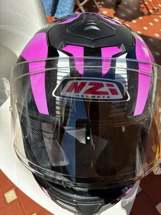 Casco integral marca Nzi gris y rosa