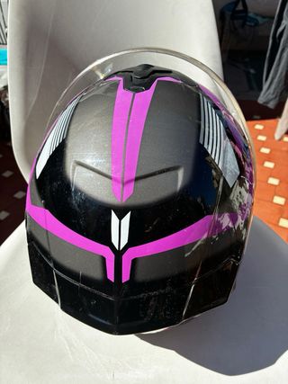 Casco integral marca Nzi gris y rosa