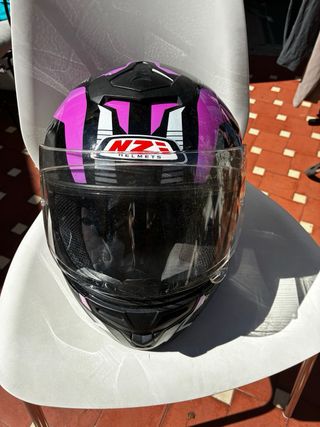 Casco integral marca Nzi gris y rosa