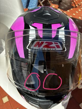 Casco integral marca Nzi gris y rosa