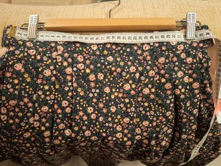 Falda Baturra Floral Negra y Rosa.

