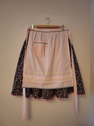 Falda Baturra Floral Negra y Rosa.
