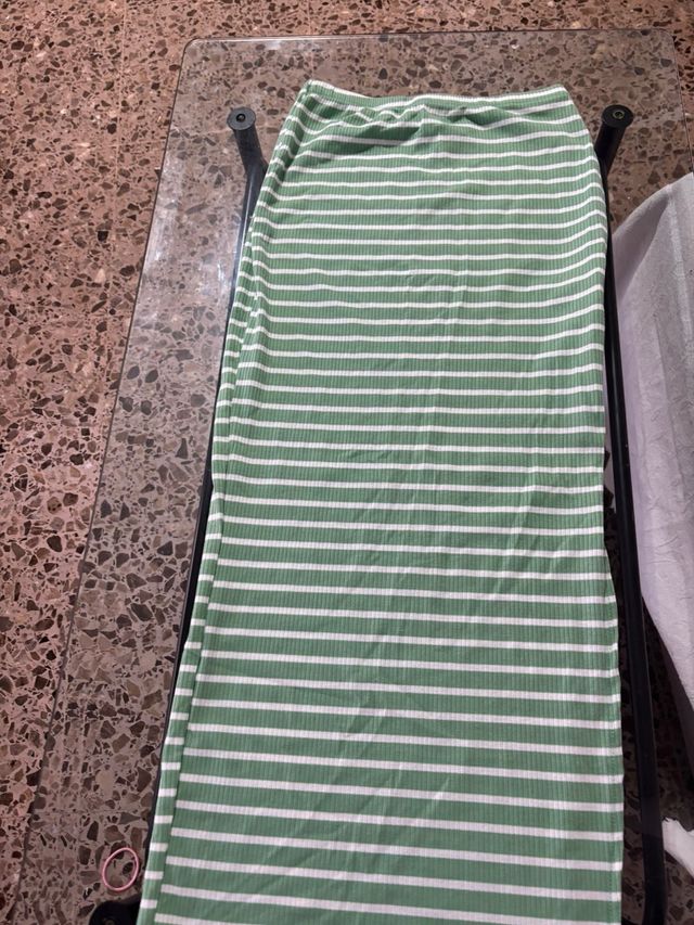 Vestido verde con rayas blancas