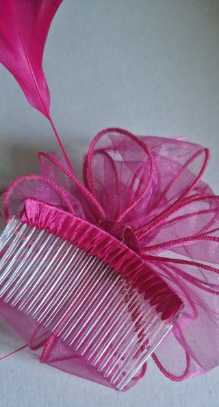 Tocado fucsia con pluma y peine