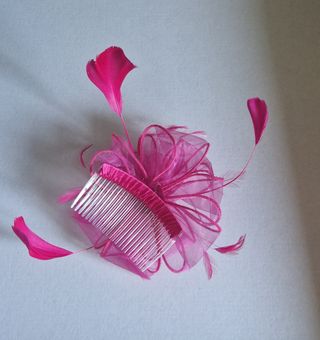 Tocado fucsia con pluma y peine
