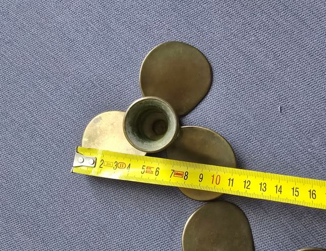 2 Portavelas latón con forma de hélice