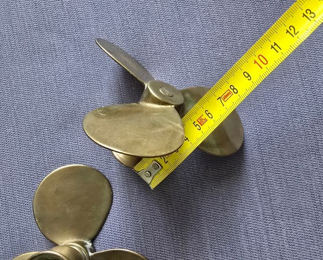 2 Portavelas latón con forma de hélice