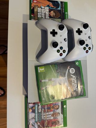 Xbox One S + 2 mandos + FC25 + GTA Trilogy + PES21