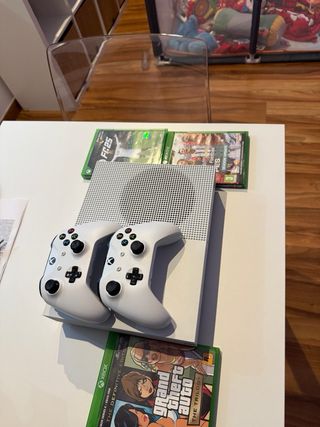 Xbox One S + 2 mandos + FC25 + GTA Trilogy + PES21