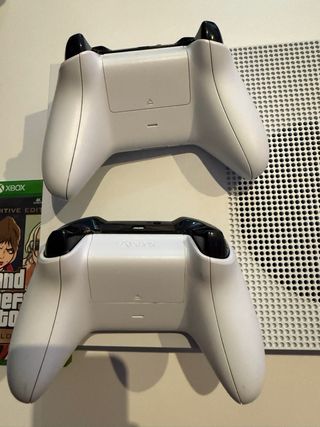 Xbox One S + 2 mandos + FC25 + GTA Trilogy + PES21
