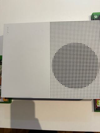 Xbox One S + 2 mandos + FC25 + GTA Trilogy + PES21