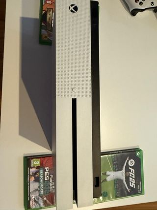 Xbox One S + 2 mandos + FC25 + GTA Trilogy + PES21