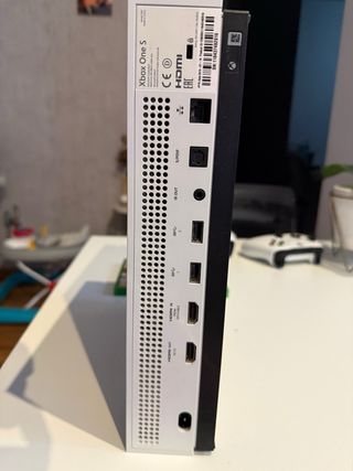 Xbox One S + 2 mandos + FC25 + GTA Trilogy + PES21