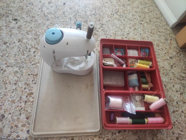 Mini Máquina de Coser Blanca y Azul, con lote comp