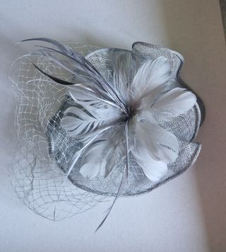 Tocado gris con plumas y velo