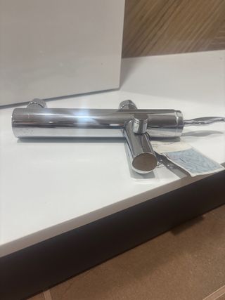 Grifo de bañera de metal plateado