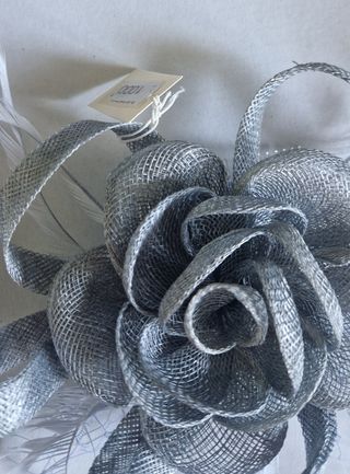 Tocado de fiesta gris