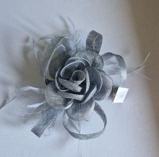 Tocado de fiesta gris