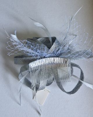 Tocado de fiesta gris