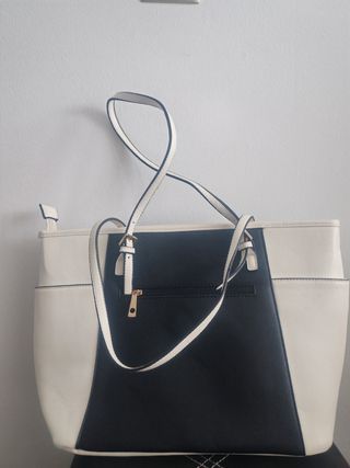Bolso fino blanco y negro sin uso. Marca M