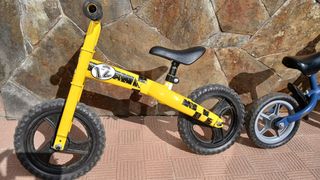 Bicicleta de equilibrio amarilla