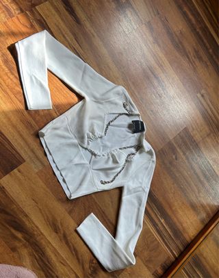 Crop top Bershka blanco con cadena fiesta fiesta