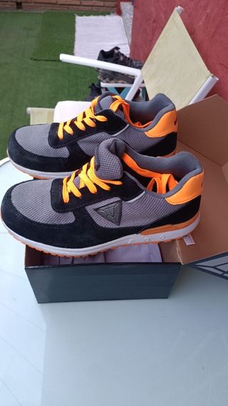 Zapatillas de seguridad grises y naranjas