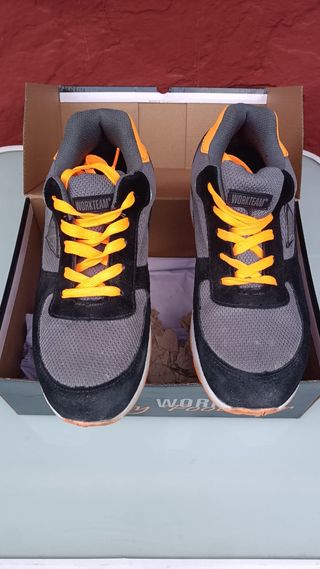Zapatillas de seguridad grises y naranjas
