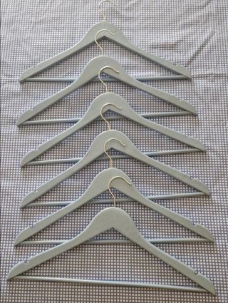 Perchas de madera celeste (6 unidades)