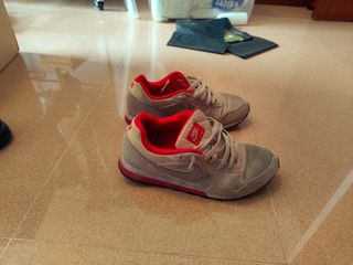 Zapatillas Nike Beige y Rojas