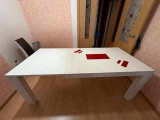 Mesa de comedor blanca y roja