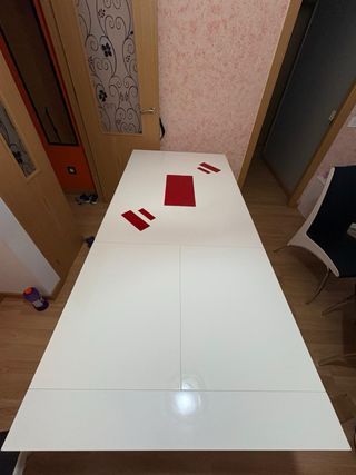 Mesa de comedor blanca y roja