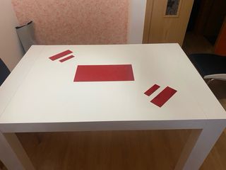 Mesa de comedor blanca y roja
