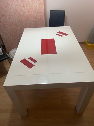 Mesa de comedor blanca y roja