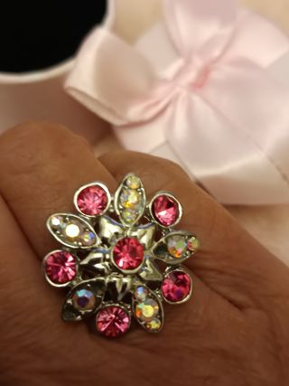 Anillo plateado con circonitas rosas