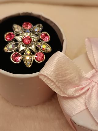 Anillo plateado con circonitas rosas
