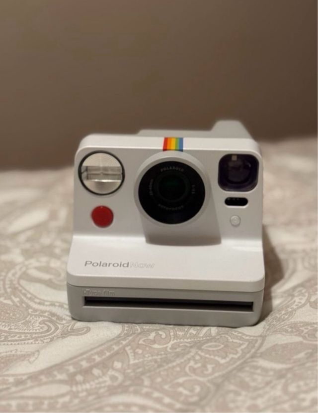 Cámara Polaroid Now Blanca y Multicolor
