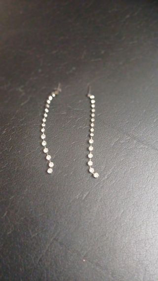 Pendientes largos plateados con brillantes